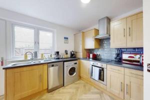 Kuchyň nebo kuchyňský kout v ubytování 4 bedroom family home on Piccadilly line