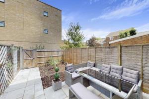 Balkón nebo terasa v ubytování 4 bedroom family home on Piccadilly line