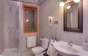 Un baño con inodoro, lavabo y ducha. en AbraCadabra Suites, en Madrid