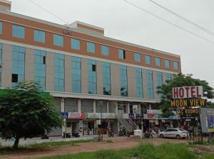 巴罗达Hotel Moon View的一家在建筑物前有招牌的酒店