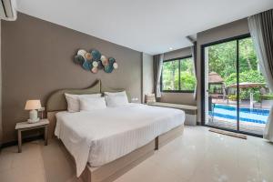 ein Schlafzimmer mit großem Bett und Pool in der Unterkunft At Rice Resort in Nakhon Nayok