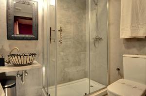 Un baño con ducha, inodoro y lavabo. en AbraCadabra Suites, en Madrid 37 fotos más