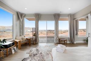 Postel nebo postele na pokoji v ubytování Canyon Oasis suite with Grand Mesa view