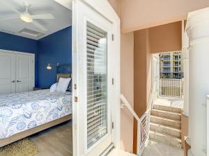 Ένα ή περισσότερα κρεβάτια σε δωμάτιο στο Hip Nautic ~ Luxury Beachfront Beach Home with Pool - Car Free Beach - 4071H +42 φωτογραφίες