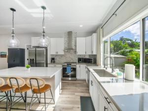 Кухня или мини-кухня в Mililani Escape Tropical Tranquility Unit B
