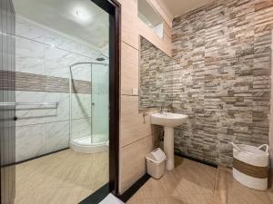 Koupelna v ubytování Merdeka Kuta Guesthouse + 24 fotografií
