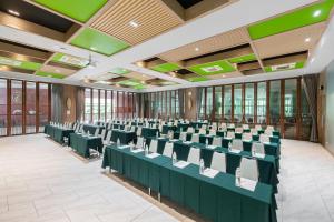 Großes Zimmer mit grünen Tischen und Stühlen in der Unterkunft At Rice Resort in Nakhon Nayok + 114 Fotos