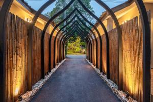 eine Brücke mit einem Bogen über eine Straße in der Unterkunft At Rice Resort in Nakhon Nayok
