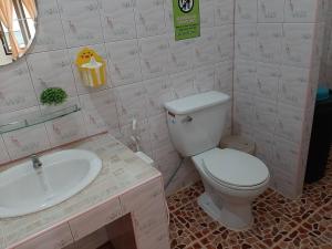 Koupelna v ubytování บ้านพาสุขรีสอร์ท