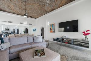 Télévision ou salle de divertissement dans l'établissement Villa 15 Beachfront Playa Azul Resort