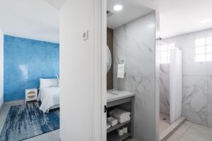 Salle de bains dans l'établissement Villa 15 Beachfront Playa Azul Resort 27 autres photos