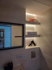 un baño con espejo y lavabo en Apartament nr 186 Geyersberg, en Freyung