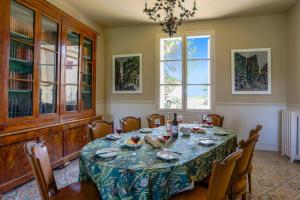 カプタングにあるVilla Domaine du Midi by Villa Plusのテーブルと椅子のあるダイニングルーム