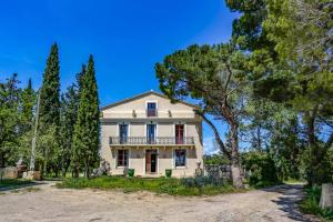 カプタングにあるVilla Domaine du Midi by Villa Plusの道路沿いにあるバルコニー付きの古い家