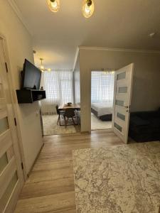 Μια τηλεόραση ή/και κέντρο ψυχαγωγίας στο Apartament Sky House
