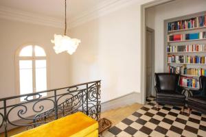 カプタングにあるVilla La Fontaine by Villa Plusの階段と椅子と本棚のあるリビングルーム