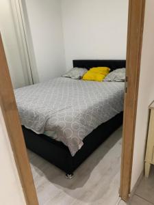 a small bed in a room with a mirror at Apparemment T2 en centre ville in Gournay-en-Bray