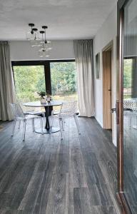una sala da pranzo con tavolo, sedie e una finestra di Rosemarin Green a Capodistria