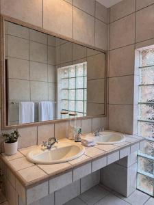 ケープタウンにあるB Shocked Manor - Lux Suitesの洗面台が2つと大きな鏡があるバスルーム