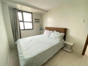 Ένα ή περισσότερα κρεβάτια σε δωμάτιο στο 1 Bedroom Condo with Balcony-Horizons 101