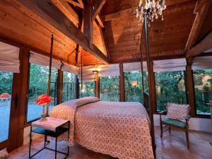 Postel nebo postele na pokoji v ubytování Maison en pierre dans la forêt - piscine & calme