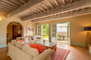 Posezení v ubytování Luxury Resort with swimming pool in the Tuscan countryside, apartments with private outdoor area with panoramic view