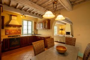 Kuchyň nebo kuchyňský kout v ubytování Luxury Resort with swimming pool in the Tuscan countryside, apartments with private outdoor area with panoramic view + 6 fotografií