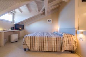 A bed or beds in a room at Albergo Silvio