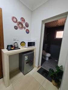 a bathroom with a counter and a toilet with plates on the wall at استديو الدمام حي النور دخـول ذاتي - الفيروز الفندقية in Dammam