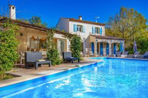 een villa met zwembad voor een huis bij Villa Beauregard by Villa Plus in Tourrettes