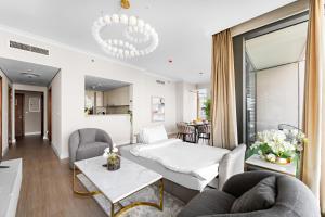 Χώρος καθιστικού στο FIRST CLASS 3BR with full BURJ KHALIFA and FOUNTAIN VIEW