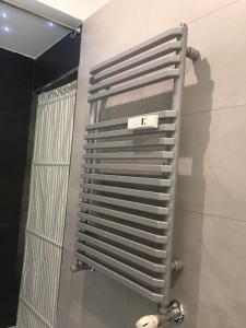 um toalheiro de metal na parede de uma casa de banho em B&B Affaccio sul Vaticano em Roma