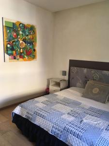 um quarto com uma cama com um quadro na parede em B&B Affaccio sul Vaticano em Roma