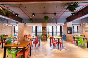 Central Land Hotel餐厅或其他用餐的地方