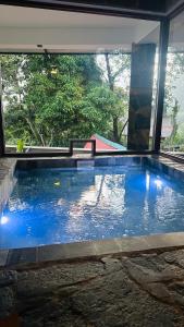 Kolam renang di atau dekat dengan The Symbol of Ella