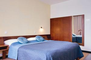 Ένα ή περισσότερα κρεβάτια σε δωμάτιο στο Hotel Merkur - Jablonec nad Nisou