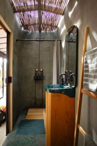 un baño con lavabo y espejo en Rooftop Glass House in Old Town, en Oaxaca City