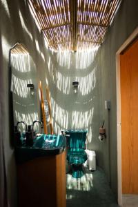 baño con lavabo verde y espejo en Rooftop Glass House in Old Town, en Oaxaca City