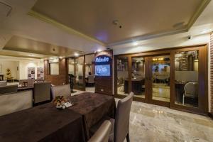 TV a/nebo společenská místnost v ubytování Villa Caceres Hotel