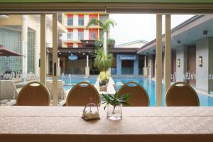 Bazén v ubytování Villa Caceres Hotel nebo v jeho okolí