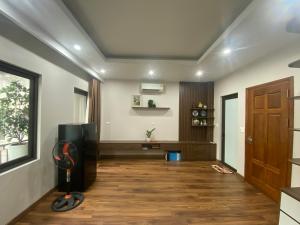 un soggiorno con pavimento in legno e porta di Sơn Tài a Hanoi