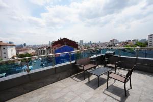 イスタンブールにあるVanilla 11のバルコニー(椅子、屋根のテーブル付)