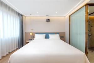 Postel nebo postele na pokoji v ubytování Yizhi Hotel - Guangzhou Tower Metro Station Pazhou Convention and Exhibition Center Branch