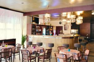 Ο χώρος του lounge ή του μπαρ στο Hotel Merkur - Jablonec nad Nisou
