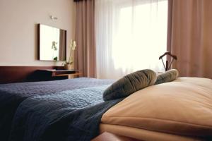 Ένα ή περισσότερα κρεβάτια σε δωμάτιο στο Hotel Merkur - Jablonec nad Nisou