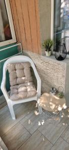 a white chair sitting in front of a door at Apartamentul GAVIOTA-lângă Spitalul Județean și Casa Austria in Timişoara