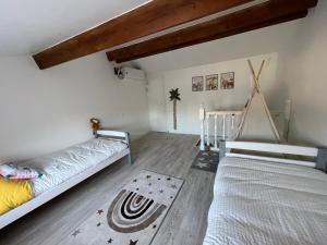 Giường trong phòng chung tại La Maison d'Orange