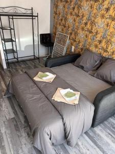 a large bed with two plates on top of it at Maison au calme avec piscine in Alleins
