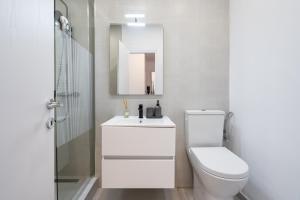 Un baño blanco con inodoro y lavabo. en Rares Den 1142, Free parking, Panoramic view, en Bucarest 21 fotos más