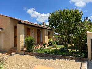 a house with a garden in front of it at La Maison d'Orange - Au calme à 2 pas du Théâtre Antique in Orange